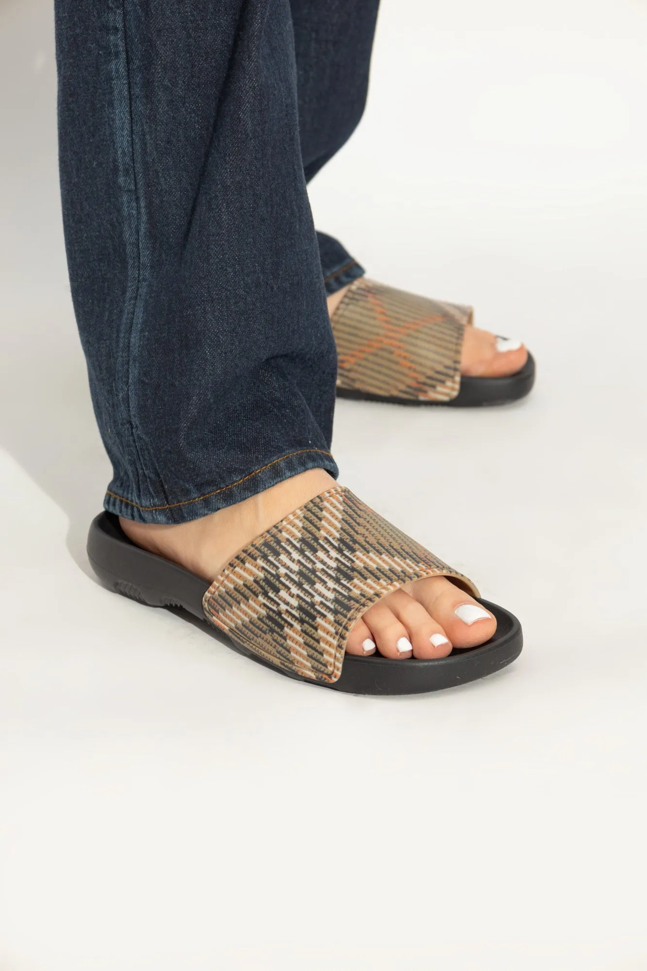Burberry Slides Dive