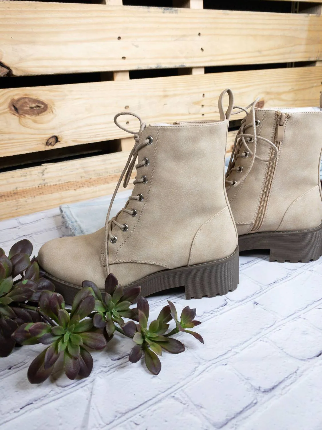 Mazzy Buck Boots In Natural
