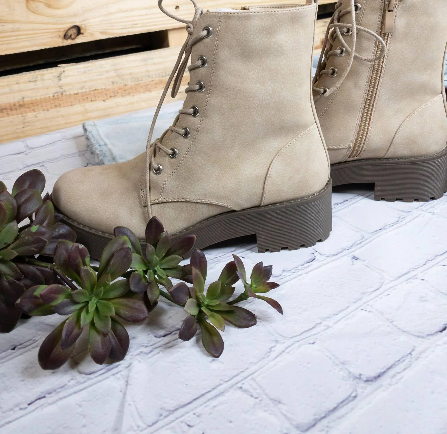 Mazzy Buck Boots In Natural