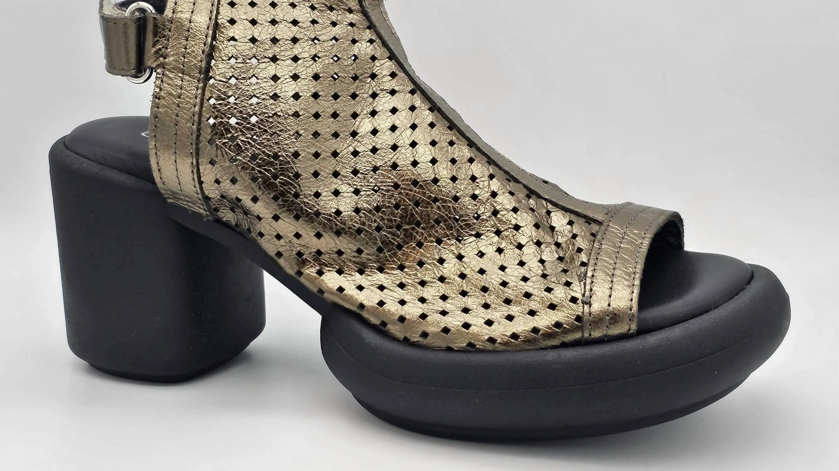 Women's Arlene Sandal In Gold/metalic