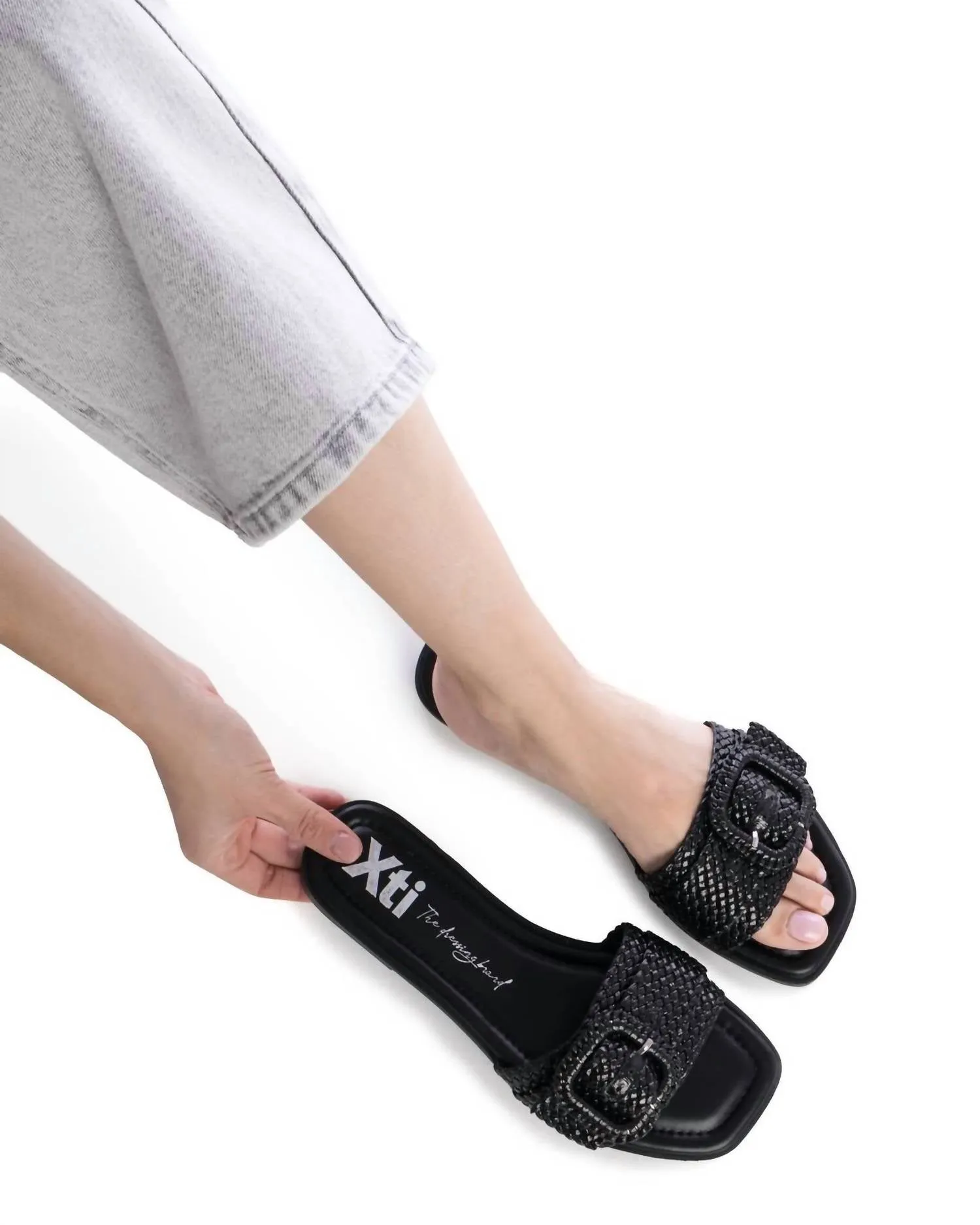 Women's Flat Sandals In Black